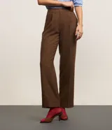 Pantalón recto de poliéster color marrón, con cintura alta de diseño sastre, pliegues delanteros y bolsillos laterales.