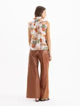 Pantalón ancho de cuero color marrón, con diseño de corte amplio y talle alto.