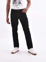 Pantalón de jean negro de corte recto.