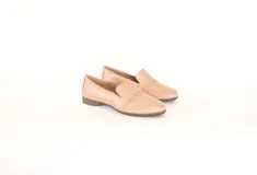 Mocasines de cuero color nude, con diseño clásico de calce fácil, costuras pespunteadas en la puntera y suela plana con leve tacón.