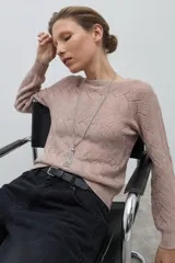 Sweater de manga larga color beige rosado, con escote bote y tejido de punto calado con diseño de ondas.