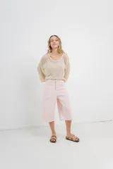 Bermuda de tiro medio con corte recto y largo por la rodilla, estilo culotte. Confeccionada en denim color rosado, cuenta con bolsillos funcionales delanteros y traseros y dobladillo ancho en el ruedo.