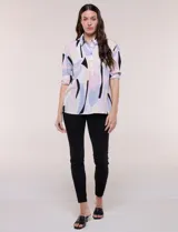 Blusa de gasa con estampado abstracto en tonos rosado, celeste, beige y negro, de silueta holgada, con cuello camisero, escote en V con media abotonadura y mangas largas de hombro caído.