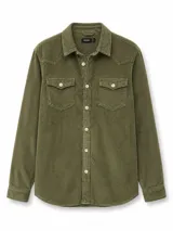 Camisa de pana color verde oliva, con diseño de estilo western, cuello clásico, cierre frontal con botones y dos bolsillos con solapa en el pecho.