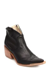 Botín texano de cuero liso color negro, con cierre lateral y taco de madera.