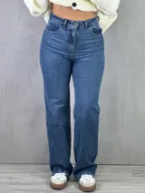 Pantalón de jean azul de corte wide leg.