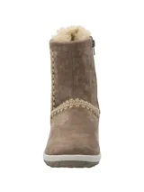 Botín de cuero color marrón con detalles de chiporro, bordados y pompón trasero. Tiene cierre interno, planta de goma con tecnología Honey Foam, taco de 7 cm y caña de 16 cm.