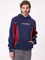 Canguro azul marino con capucha, bolsillo canguro frontal y paneles laterales en color bordó con ribetes blancos. Logo "Rusty" estampado en el pecho.