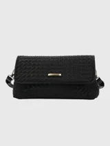 Cartera de hombro o cruzada de ecocuero negro con diseño trenzado. Cuenta con solapa frontal, placa metálica con logo de la marca y correa ajustable y desmontable.
