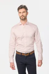 Camisa de vestir blanca de corte clásico, con mangas largas, cuello camisero y cierre frontal de botones.