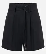 Short de tiro alto confeccionado en mezcla de viscosa y lino, con corte holgado. Presenta cintura elástica, trabillas y un cinturón incorporado con hebilla metálica doble. Incluye bolsillos laterales.