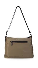 Bandolera de diseño práctico y moderno, confeccionada en tela impermeable color verde militar. Presenta un bolsillo frontal con diseño capitoneado geométrico, cierre principal y bolsillo trasero con cierre. Incluye correa ajustable y detalles en negro.