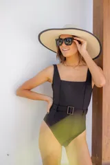 Sombrero de paja con ala ancha, color natural con borde negro.