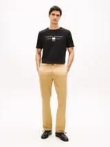 Remera de punto de manga corta y cuello redondo, color negro, con estampado frontal del logo de Tommy Hilfiger y corte regular.
