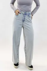 Pantalón jean de corte recto y tiro alto, en tono celeste claro con efecto acid wash.