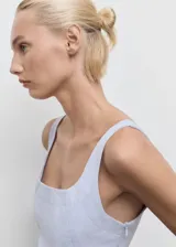 Top de algodón color celeste con escote cuadrado, tirantes anchos, diseño evasé y cierre de cremallera lateral.