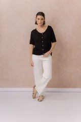 Jeans rectos blancos de tiro medio, con diseño clásico de cinco bolsillos, cierre de botón y bragueta, y perneras ligeramente amplias.