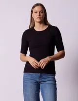 Remera color beige de corte ajustado, con cuello redondo y mangas cortas. Tejido acanalado de modal y elastano.