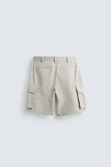 Bermuda cargo de algodón color beige claro, con corte relajado, bolsillos laterales de parche con solapa y bolsillos traseros de vivo.