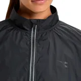 Campera rompevientos Diadora color negro, con cierre frontal y cuello alto. Es ligera y empacable.
