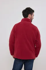 Sweater azul de polar con cuello alto y cierre parcial con cremallera.