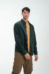 Camisa de manga larga azul de pana fina 100% algodón, con bolsillo en el pecho, botones blancos y calce clásico.