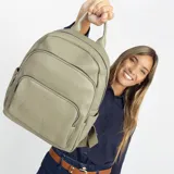 Mochila de tamaño mediano confeccionada en símil cuero color beige, con doble bolsillo frontal con cierre metálico, asa de mano superior y correas regulables de cinta tejida.