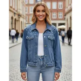 Campera de jean color negro con apliques de perlas en la parte superior frontal. Presenta cuello clásico, cierre frontal con botones metálicos y dos bolsillos en el pecho.