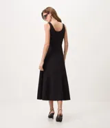 Vestido midi evasé color azul, sin mangas, con escote cuadrado, breteles medianos y recortes verticales. Fabricado por la marca Cortelle en mezcla de viscosa, poliamida y elastano con forro de poliéster.