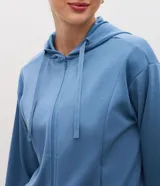 Campera deportiva de modal negro con capucha, cierre frontal por cremallera, cordones ajustables, bolsillos y mangas largas con puños elásticos.