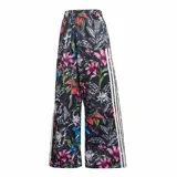 Pantalón deportivo Adidas Farm Tiro de mujer, color negro con estampado floral multicolor y las clásicas tres tiras blancas a los lados. Cuenta con cintura elástica.