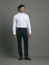 Pantalón de vestir de corte recto y línea limpia, sin pinzas. Confeccionado en una mezcla de poliéster y viscosa, presenta un diseño clásico y estructurado.