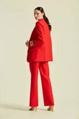 Pantalon sastrero color beige, de corte recto y lineas limpias, disenado para ofrecer un estilo elegante y versatil.
