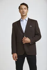 Blazer de corte clásico en color marrón oscuro, con cierre frontal de un botón, solapas de muesca y bolsillo en el pecho con pañuelo decorativo.