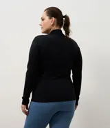 Campera deportiva Get Over de microfibra, con cuello alto, mangas largas, cierre frontal con cremallera y bolsillos laterales funcionales. Presenta un diseño ajustado con costuras verticales que realzan la silueta.