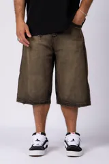 Bermuda de jean color marrón con lavado vintage, corte amplio y ruedo desflecado.