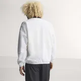 Campera deportiva Adidas de la selección de Alemania, inspirada en el diseño de 1994. Es de color blanco con un estampado geométrico en los hombros que combina los colores de la bandera alemana (negro, rojo y amarillo). Presenta cierre frontal, cuello redondo y el logo de la marca junto al escudo de la DFB en el pecho.