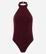 Body de mujer con diseño halter, confeccionado en tejido rib acanalado con acabado brillante. Presenta cuello alto con cierre posterior, corte ajustado al cuerpo y diseño sin mangas.