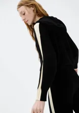 Campera negra de punto con capucha y cierre frontal.