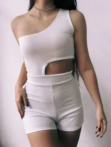 Mono blanco ajustado, con un hombro descubierto, recorte en la cintura y short.