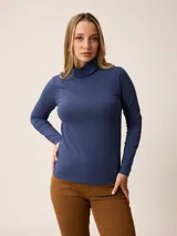 Remera de manga larga con cuello tortuga, confeccionada en tejido de algodón con elastano, de corte ajustado al cuerpo.