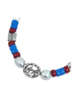 Pulsera TwoJeys de cuentas de vidrio rojas y azules, perlas de agua dulce y cuarzo cristal de roca, con dije central de plata y cierre ajustable con cordón marrón.