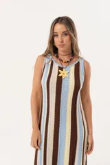 Vestido tejido de punto a rayas verticales en tonos marrón, beige, amarillo y celeste.