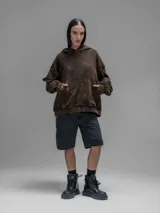 Hoodie oversize de algodón con efecto desgastado y oxidado. Presenta costuras expuestas, detalles de roturas en los bordes, capucha y bolsillo frontal tipo canguro.