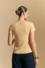 Remera de rib con escote redondo y manga corta, confeccionada en tejido acanalado que se ajusta al cuerpo.