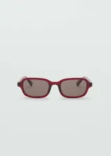 Gafas de sol con diseño rectangular y montura de pasta en color rojo traslúcido. Cuentan con protección UV categoría 3.