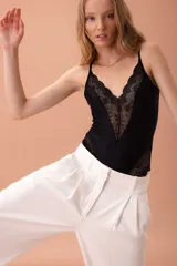 Body negro de lycra con escote en V y detalles de encaje en el frente y en la parte inferior.