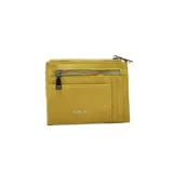 Tarjetero de cuero sintético color mostaza con múltiples ranuras para tarjetas, compartimento principal con cierre y bolsillo frontal con cremallera. Incluye el logotipo de la marca grabado en plateado.