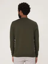 Sweater azul de tejido de punto con escote en V y mangas largas.