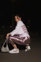 Pantalón capri semi oxford de ecocuero color rosa metalizado, con tiro medio-alto, botón metálico níquel y bolsillos traseros.